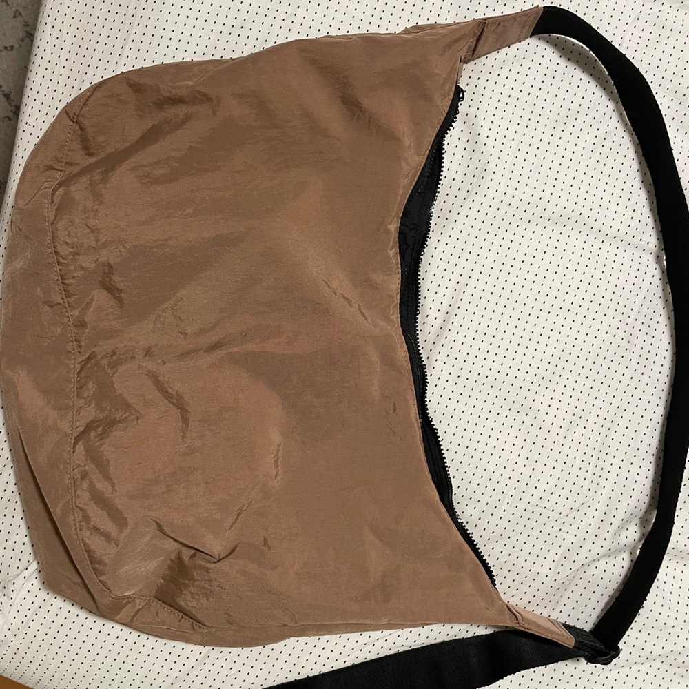 BAGGU Crossbody Bag in Brown with Black Strap